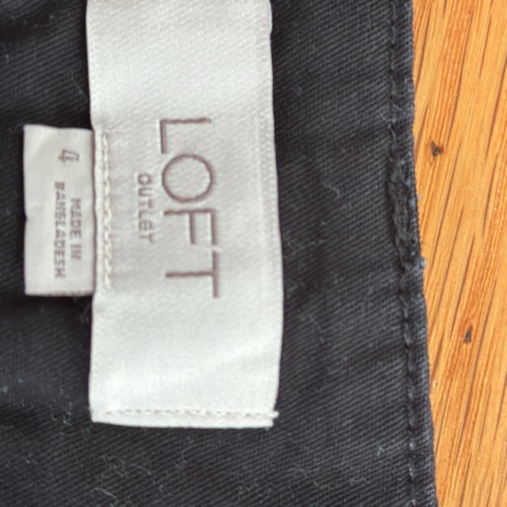 Loft black shorts, 4 in, size 4 - Picture 3 of 3